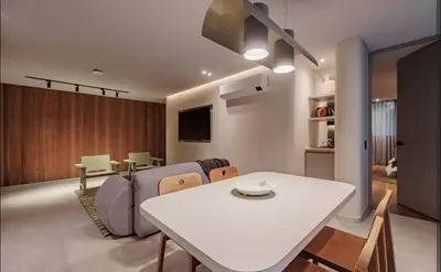 a living room with a white table and chairs at Lujoso apartamento en la zona más exclusiva de Medellín a 3 minutos de Provenza, muy amplio com jacuzzi in Medellín