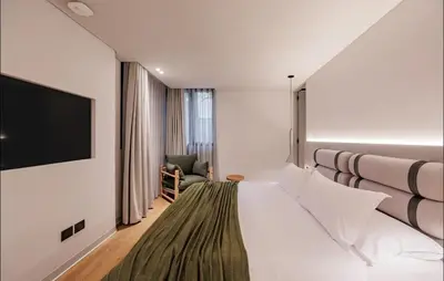a hotel room with a bed and a tv at Lujoso apartamento en la zona más exclusiva de Medellín a 3 minutos de Provenza, muy amplio com jacuzzi in Medellín