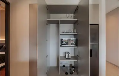 a room with a glass door with a coffee maker at Lujoso apartamento en la zona más exclusiva de Medellín a 3 minutos de Provenza, muy amplio com jacuzzi in Medellín