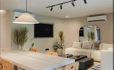 a living room with a table and a couch at Lujoso apartamento en la zona más exclusiva de Medellín a 3 minutos de Provenza, muy amplio com jacuzzi in Medellín