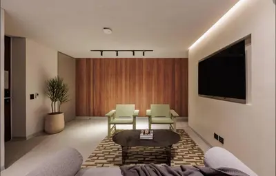 a living room with two chairs and a tv at Lujoso apartamento en la zona más exclusiva de Medellín a 3 minutos de Provenza, muy amplio com jacuzzi in Medellín