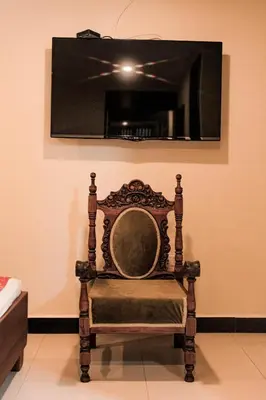 a chair sitting in a room next to a wall at Hotel Plaza Garibaldi in Caldas