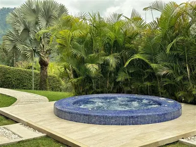 a large blue tub sitting on top of a wooden table at Hotel Jade Spa in Santa Rosa de Cabal