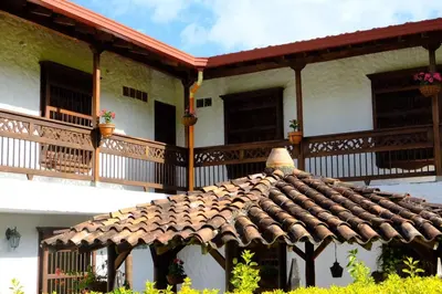 a building with a tiled roof and a balcony at Casa Hotel Portón Campestre in Jardin