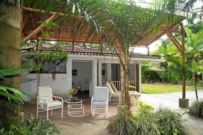 a patio with chairs and a pergola at Alojamiento rural el Refugio en santagueda in Santagueda