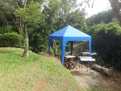 a blue gazebo with a picnic table and chairs at Cabañas La Honda in Guatapé
