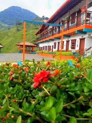 a building with a bunch of flowers in front of it at Hotel Dulce Campestre in Jardin