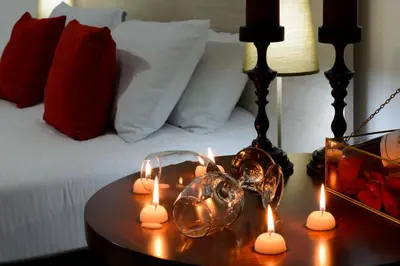 a table with candles on top of a bed at Hotel Florida Inn in Medellín