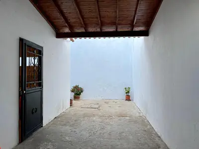 an empty hallway with a door and a ceiling at Cabaña La Aldea - Santorini Colombiano in Doradal