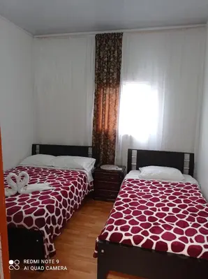 a bedroom with two beds and a window at Bonsai Hotel Salamina Caldas in Salamina