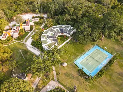 an overhead view of a pool and a tennis court at Los Colores Ecoparque in Doradal