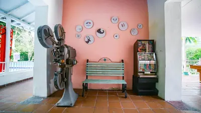 a room with a bench and plates on the wall at Portón de Occidente by Bernalo Hotels in San Jerónimo