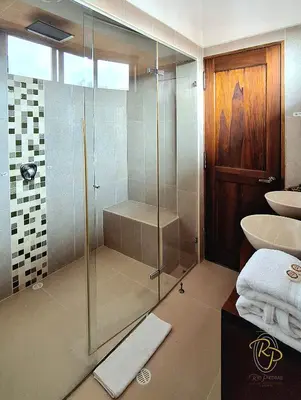 a bathroom with a shower and a sink at Hotel Rio Piedras in Jericó