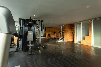 a room with a gym with a treadmill at Hotel Carretero in Manizales