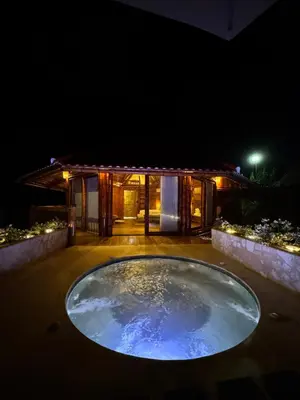 a large hot tub in a yard at night at Hotel Campestre la Playa in Betania