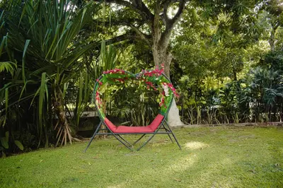 a red chair with a heart shapedreath on it at Hotel San Sebastian del Tonusco in Santa Fe de Antioquia