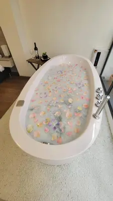 a bath tub filled with lots of sprinkles at Hotel Piedras De Maní in Manizales