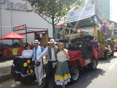 a group of people standing in front of a food truck at Palestina Ecohotel in Chinchiná