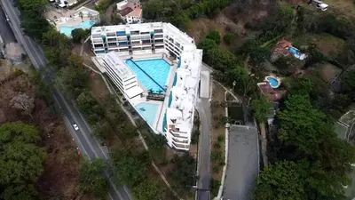 an overhead view of a building with a swimming pool at Apartasol in Santa Fe de Antioquia