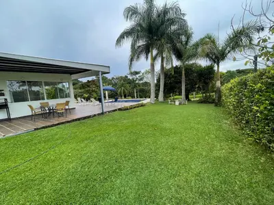 a yard with green grass and palm trees next to a house at Finca La Ranchera No. 2 in Tarso