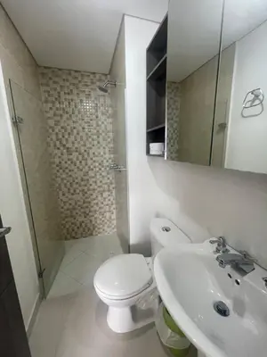 a bathroom with a toilet and a sink and a shower at Apartamento relajante, amplio, moderno e iluminado, Sabaneta, Medellín , 3 alcobas in Sabaneta