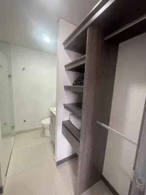 a bathroom with a walk in closet with a toilet at Apartamento relajante, amplio, moderno e iluminado, Sabaneta, Medellín , 3 alcobas in Sabaneta