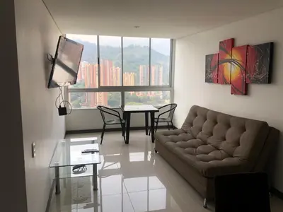 a living room with a couch and a table at Apartamento relajante, amplio, moderno e iluminado, Sabaneta, Medellín , 3 alcobas in Sabaneta