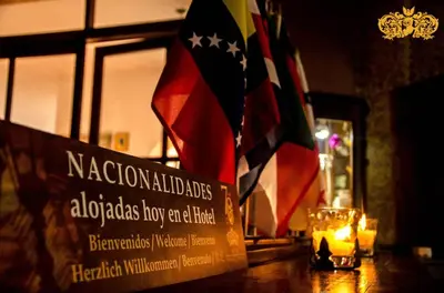 a table with two american flags and a sign at Hotel Mariscal Robledo in Santa Fe de Antioquia