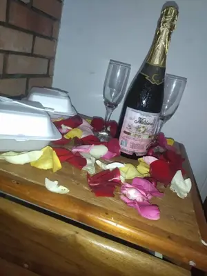 a bottle of wine and two glasses on a table at Hotel Torreon De Rionegro in Rionegro