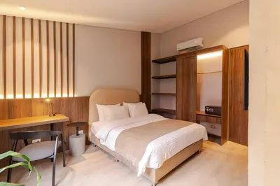 a bedroom with a bed and a desk and a television at Hotel Lincoln in Medellín