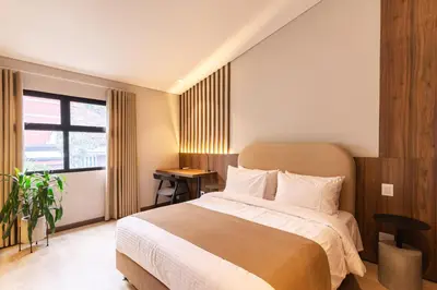 a bedroom with a large bed and a window at Hotel Lincoln in Medellín
