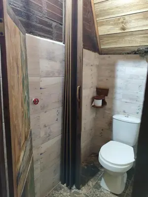 a bathroom with a toilet in a wooden room at Alojamiento Rural Altos del Molino in Los Andes