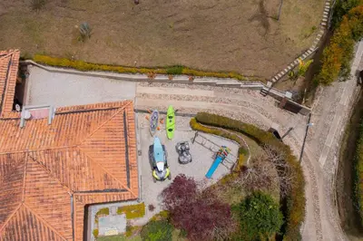 an overhead view of a house with cars parked in a driveway at CASA CAMPESTRE MONTECARLO Guatapé- desayuno a pareja in Guatapé