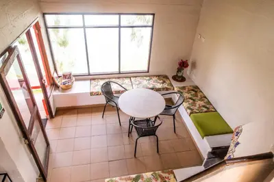 a small room with a table and chairs and a window at Ecolodge Bahia del Peñón in Guatapé