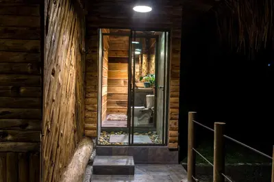 a hallway with a glass door in a wooden building at Hostal La Laguna in Villamaría