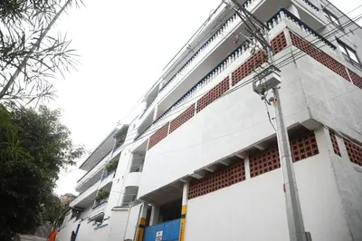 a building with a pole in front of it at Hospedaje Aquel Almendro in Santa Fe de Antioquia