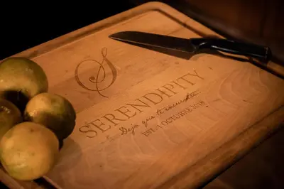 a cutting board with apples and a knife on it at Serendipity Hospedaje Boutique in Guatapé