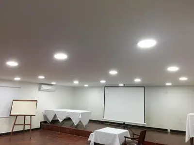a room with a white table and a screen at Hotel Quimbaya in San Jerónimo