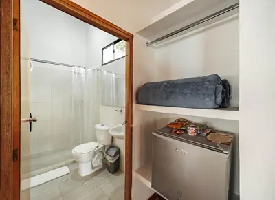 a small bathroom with a toilet and a sink at Hotel Quimbaya in San Jerónimo