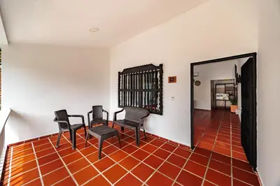 a waiting room with chairs and a mirror at Hotel Quimbaya in San Jerónimo