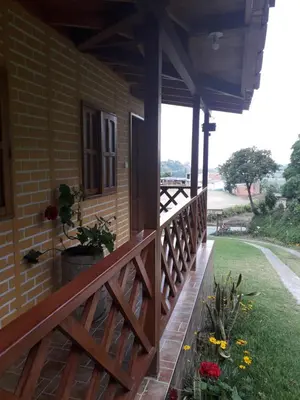 a porch of a house with a wooden railing at Alojamiento Campestre Cabañas Mirador Ingrumá Riosucio Caldas in Ruiosucio