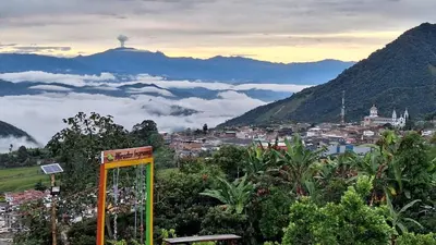 a view of a city with a mountain in the background at Alojamiento Campestre Cabañas Mirador Ingrumá Riosucio Caldas in Ruiosucio