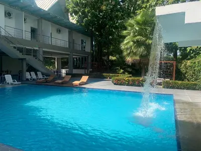a swimming pool with a fountain in the middle at Hotel Puerto Triunfo in Doradal