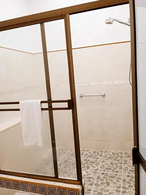 a shower with a glass door in a bathroom at HOTEL LA POSADA DEL ZAGUÁN in El Retiro