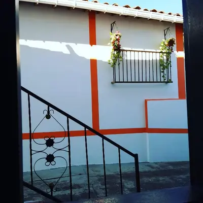 a building with a balcony with flowers on it at Balcones de la Casona in Guatapé