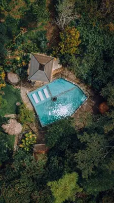 an overhead view of a swimming pool in a garden at Ecohotel Tierra de Agua in Cocorná
