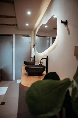 a bathroom with two sinks and a large mirror at Ecohotel Tierra de Agua in Cocorná