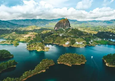 an island in the middle of a lake at Apartamentos View, calle del Malecón frente al lago in Guatapé