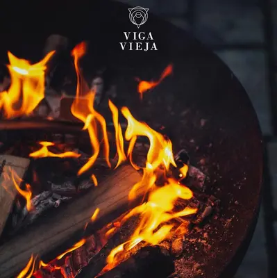 a bunch of fire burning in a grill at Cabañas en la montaña Viga Vieja in San Peregrino