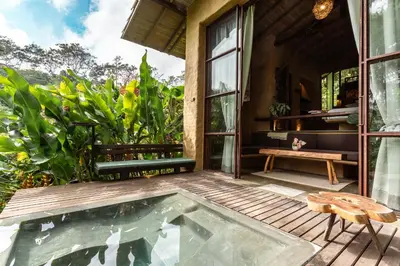 a house with a swimming pool and a porch with a bench at Cabañas en la montaña Viga Vieja in San Peregrino